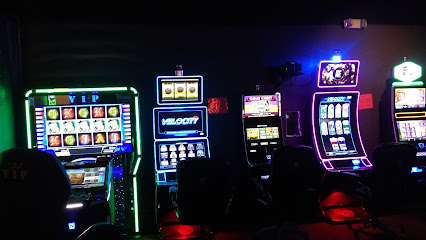 Anna's Lucky 777's Gaming Cafe en Roscoe