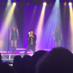 Ballys Casino - Atlantic City, NJ (Pop Lloyd Boulevard across the parking garage below big red casino valet parking sign) en Atlantic City